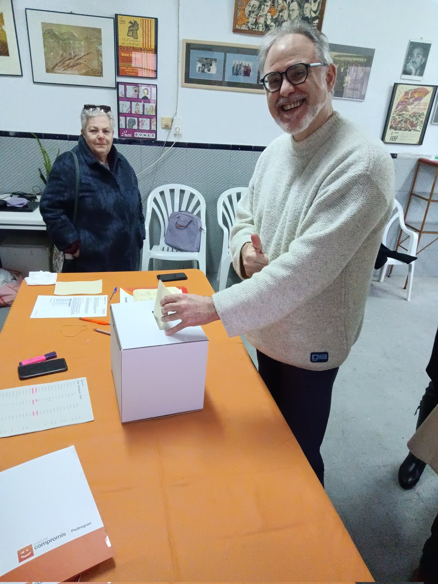 CompromisPDGR's tweet photo. L'Alcalde i alhora alcaldable @sergiferrus acaba de votar a les #PrimariesCompromis.
A @compromis les llistes les triem els valencians i valencianes i no els despatxos de Madrid. https://t.co/zRyBUS8M0x