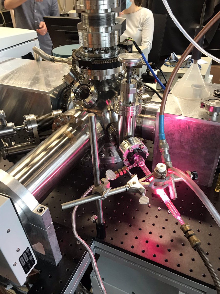 santos_j_'s tweet photo. Feliz dia internacional das #MulheresEMeninasNaCiência!

Faço doutorado em astroquimica na Universidade de Leiden, na Holanda.

Eu simulo ambientes espaciais no laboratório para estudar a formação de moléculas orgânicas complexas interestelares 💫⚗️ https://t.co/3Q9KmCq61l