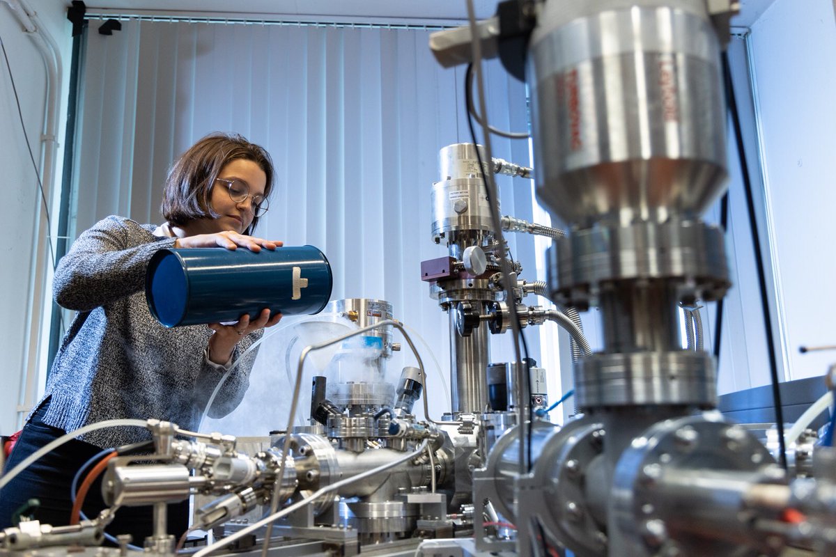 santos_j_'s tweet photo. Feliz dia internacional das #MulheresEMeninasNaCiência!

Faço doutorado em astroquimica na Universidade de Leiden, na Holanda.

Eu simulo ambientes espaciais no laboratório para estudar a formação de moléculas orgânicas complexas interestelares 💫⚗️ https://t.co/3Q9KmCq61l