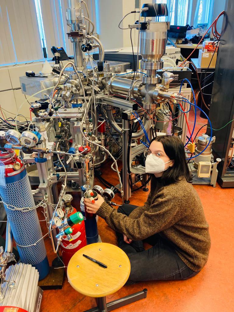 santos_j_'s tweet photo. Feliz dia internacional das #MulheresEMeninasNaCiência!

Faço doutorado em astroquimica na Universidade de Leiden, na Holanda.

Eu simulo ambientes espaciais no laboratório para estudar a formação de moléculas orgânicas complexas interestelares 💫⚗️ https://t.co/3Q9KmCq61l