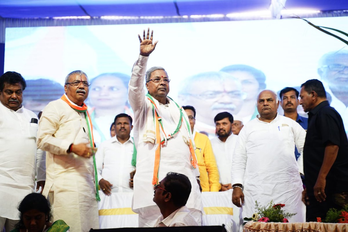 siddaramaiah's tweet photo. ವಿಜಯಪುರ ಜಿಲ್ಲೆಯ ಇಂಡಿಯಲ್ಲಿ ಇಂದು ಆಯೋಜಿಸಿದ್ದ ಪ್ರಜಾಧ್ವನಿ ಸಮಾವೇಶವನ್ನು ಉದ್ಘಾಟಿಸಿ, ಹಿಂದಿನ ನಮ್ಮ ಸರ್ಕಾರದ ಸಾಧನೆಗಳು ಮತ್ತು ಮುಂದೆ ನಾವು ಅಧಿಕಾರಕ್ಕೆ ಬಂದಲ್ಲಿ ಜಾರಿಗೊಳಿಸುವ ಜನಪರ ಯೋಜನೆಗಳ ಬಗ್ಗೆ ಮಾಹಿತಿ ನೀಡಿ, ಕಾಂಗ್ರೆಸ್ ಪಕ್ಷವನ್ನು ಬೆಂಬಲಿಸುವಂತೆ ಮನವಿ ಮಾಡಿದೆ. https://t.co/ifRaj2PaDB