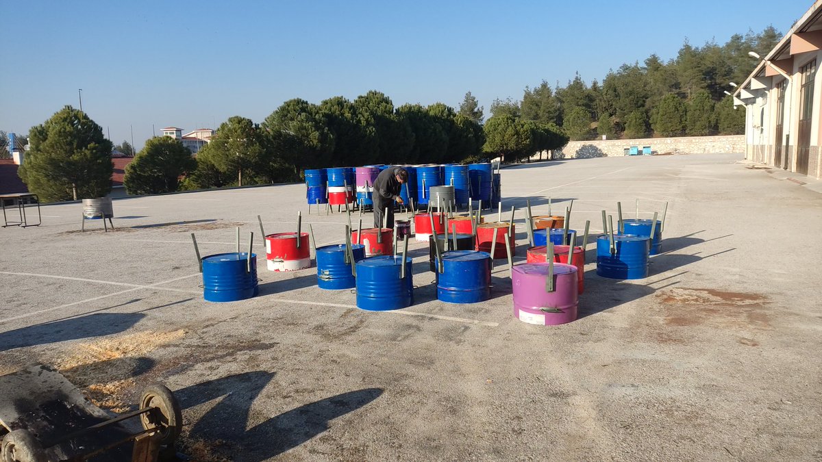 nazifeugur2033's tweet image. Tüm halk kenetlendik yaralarımızı saracağız inşallah 🤲
Meslek liseleri 4 bir yandan yiyecek giysi ve soba desteğiyle deprem bölgesine yardım sağlıyor

#Deprem
#Yardim
#mtal