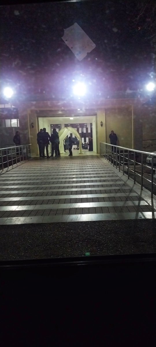Millî yas günü, depremzedeler toprak altında ve bugün burada düğün var. Yanlış okumadınız, ülkemizde bugün düğün var. Diyecek çok şey var ama bunlarla vakit kaybetmek istemiyorum. Yazık.