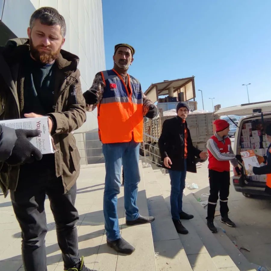 Mkarakelle25's tweet photo. Hatay Yürek Yaramız Oldun. 

Erzurum Gençlik ve Spor İl Müd. Depremn İlk Gnnden Beri Hatay Halkına Gece Gündüz Demeden Elimizdn Gelenin Fazlasını Yapmaya Çalı��tık.Görevimizi Tamamlayp Yeni Gelen Arkadaşlarımza Seni Emanet Ettik.Dönüyoruz Ama Kalbimz Sende Kaldı Aklımz Sende Kaldı https://t.co/OwYeFPE6H0