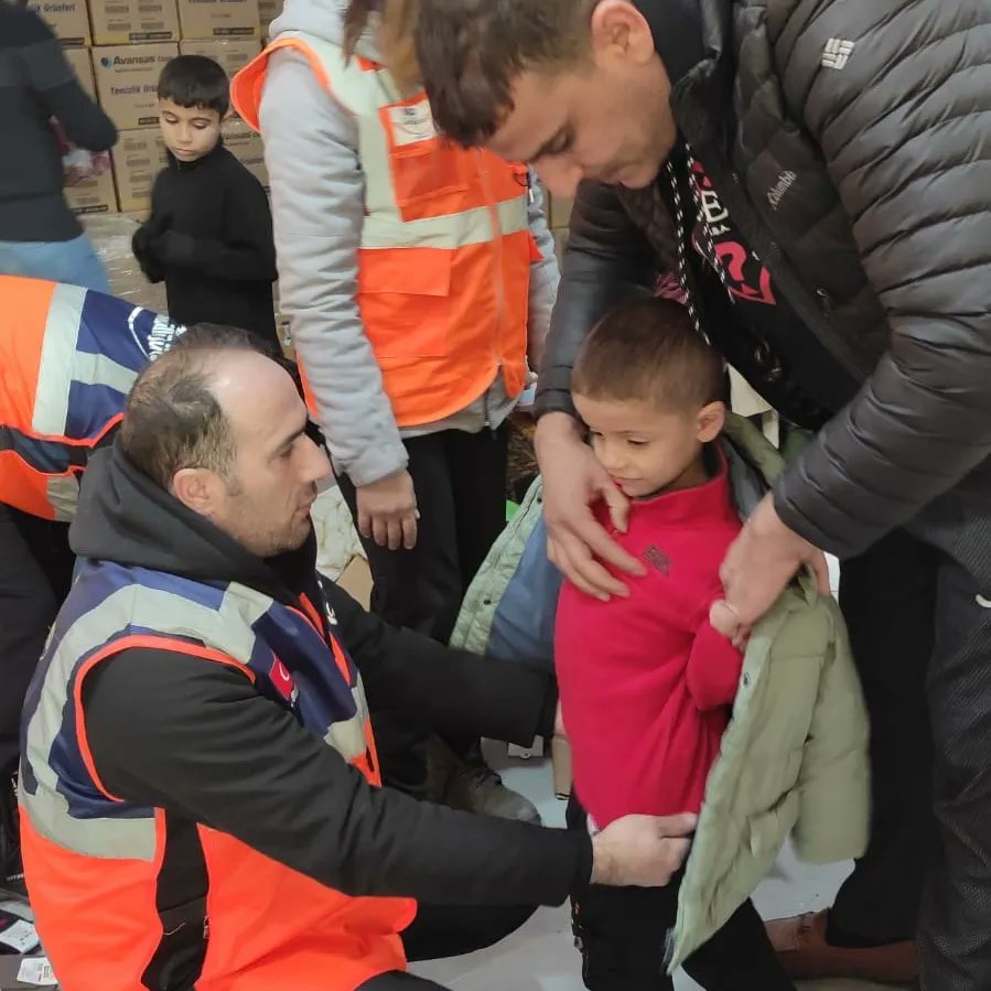 Mkarakelle25's tweet photo. Hatay Yürek Yaramız Oldun. 

Erzurum Gençlik ve Spor İl Müd. Depremn İlk Gnnden Beri Hatay Halkına Gece Gündüz Demeden Elimizdn Gelenin Fazlasını Yapmaya Çalı��tık.Görevimizi Tamamlayp Yeni Gelen Arkadaşlarımza Seni Emanet Ettik.Dönüyoruz Ama Kalbimz Sende Kaldı Aklımz Sende Kaldı https://t.co/OwYeFPE6H0