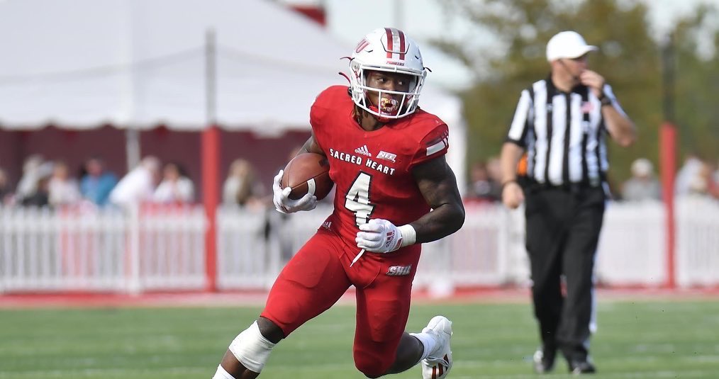d4rnel's tweet photo. Blessed to receive an offer from Sacred Heart University ❤️ !#IrvingtonTuff @CoachSmokeNJ @CoachDMangan @CoachMadison5 @CoachNapoleon @ShawnB_247 https://t.co/uSUVuUn26P