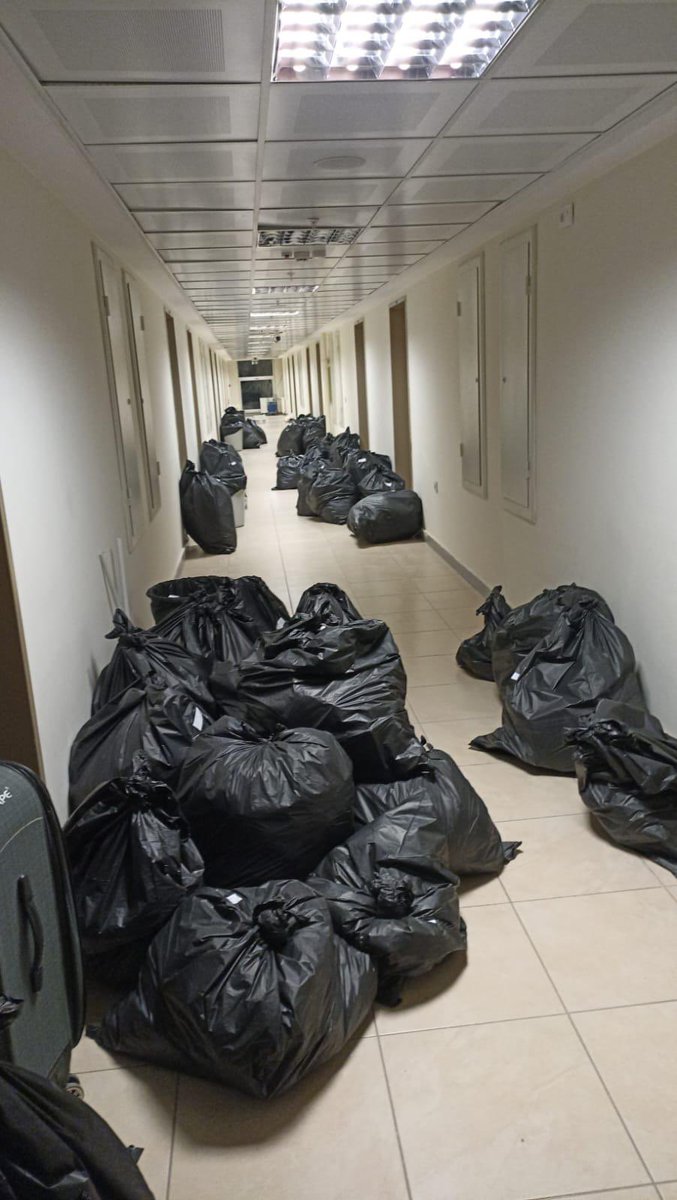 uniteroru's tweet photo. Kırıkkale Hatice Hanım Kız Öğrenci KYK Yurdunda kalan öğrencilerin eşyalarının -dolapların kilitleri kırılarak- toplandığı belirtiliyor. https://t.co/MEgxlCtS5S