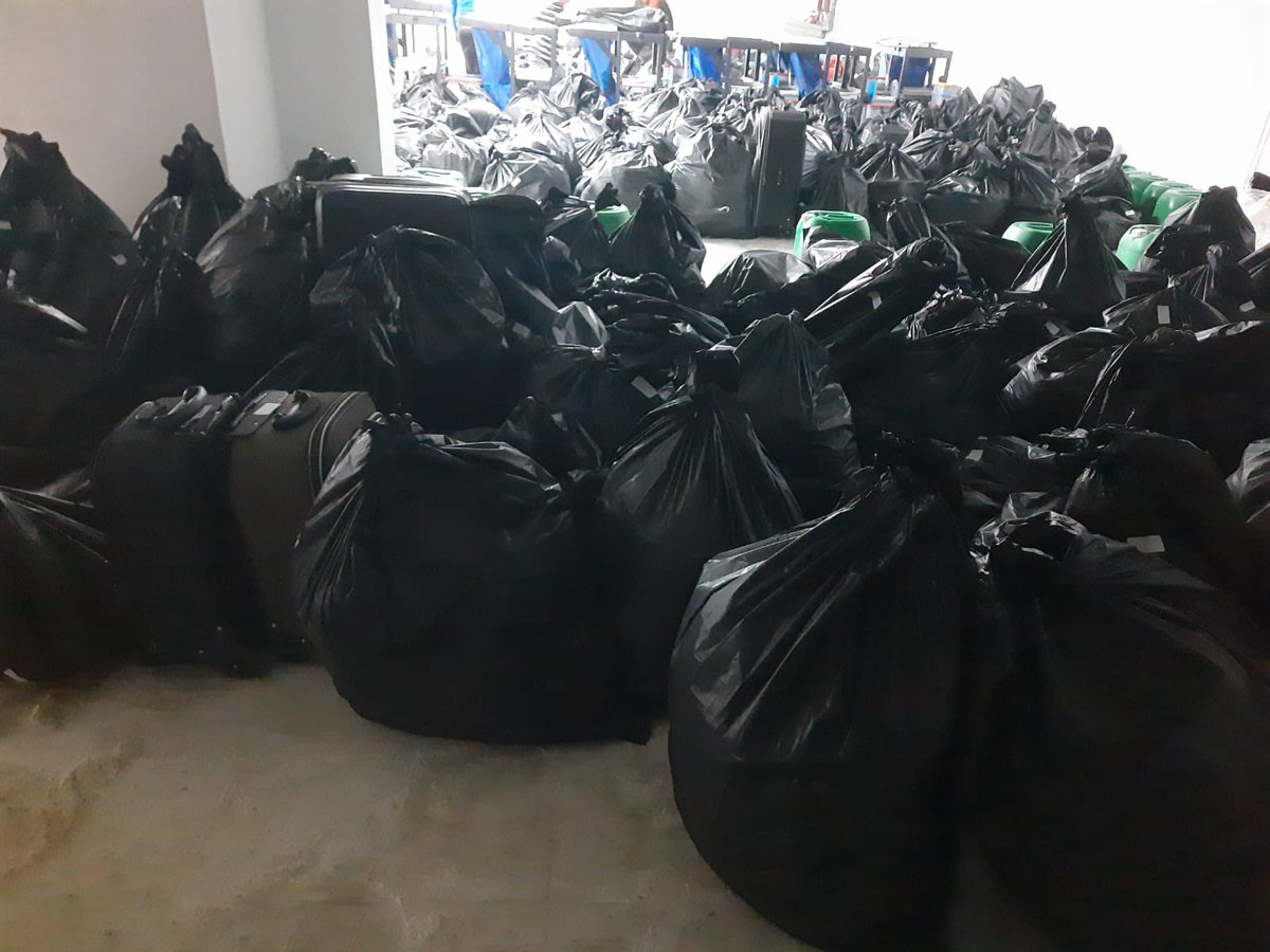 uniteroru's tweet photo. Kırıkkale Hatice Hanım Kız Öğrenci KYK Yurdunda kalan öğrencilerin eşyalarının -dolapların kilitleri kırılarak- toplandığı belirtiliyor. https://t.co/MEgxlCtS5S