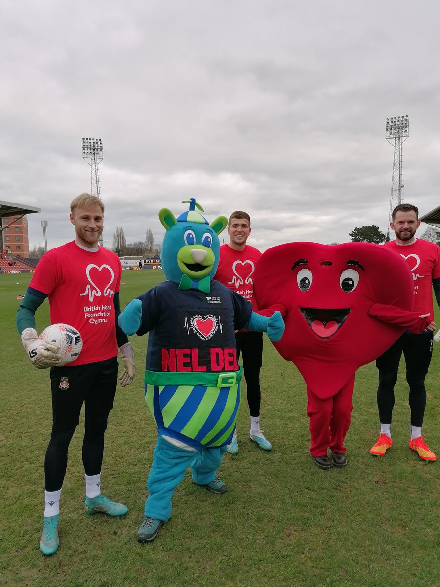 Nel Del and Mr Hearty <a href="/Donna_BHFCymru/">Donna - BHF Cymru</a> had such an ace time warming up with <a href="/Wrexham_AFC/">Wrexham AFC</a> today, raising awareness of #CPR withbhf.org.uk/how-you-can-he…