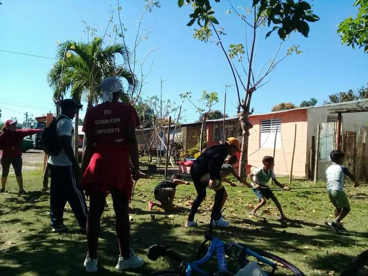 yaniuskadruyet's tweet photo. #CDRIslaDeLaJuventud de conjunto con el #Inder se realiza juegos participativo para los niños de la zona #130 del caolín de la Fe, ellos son nuestra alegría y nuestra esperanza #CDRCuba #SomosDelBarrio #DeporteEsSalud  #XCongresoCDR @cdr_cuba @YusdankaR @Jul1Julia @LorenzoOsbel https://t.co/DsYSwDGAtD