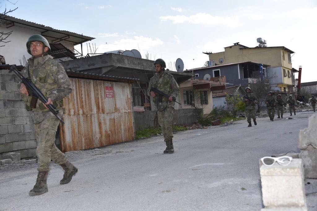 2’nci Komando Tugayımız, devletimizin ilgili kurum ve kuruluşlarıyla koordineli olarak Hatay bölgesinde emniyet ve asayiş görevine devam ediyor.
Türkiye Tek Yürek 🇹🇷