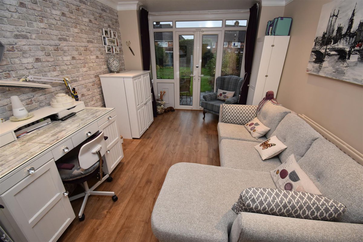 🍊🏡 What a house in Bradford Rd, just on the slip road, extended, really well presented freehold 3 bed semi with modern fittings, central heating, double glazing, garage and parking

More: alex-smith.co.uk/property/3-bed…

#CastleBromwich #HodgeHill  #Birmingham #FYP #Housesforsale