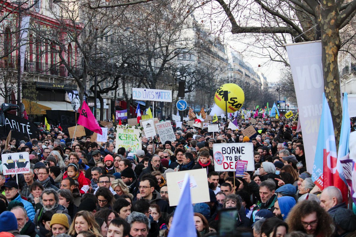 ManonAubryFr's tweet photo. 🔥🔥 + de 2,5 millions de manifestants dans des cortèges immenses et joyeux partout dans le pays pour dire NON à la retraite à 64 ans.

La mobilisation ne cesse de s'amplifier à mesure que le gouvernement gagne en fébrilité.

Et à la fin ? On doit gagner ! https://t.co/zI43EUxASD