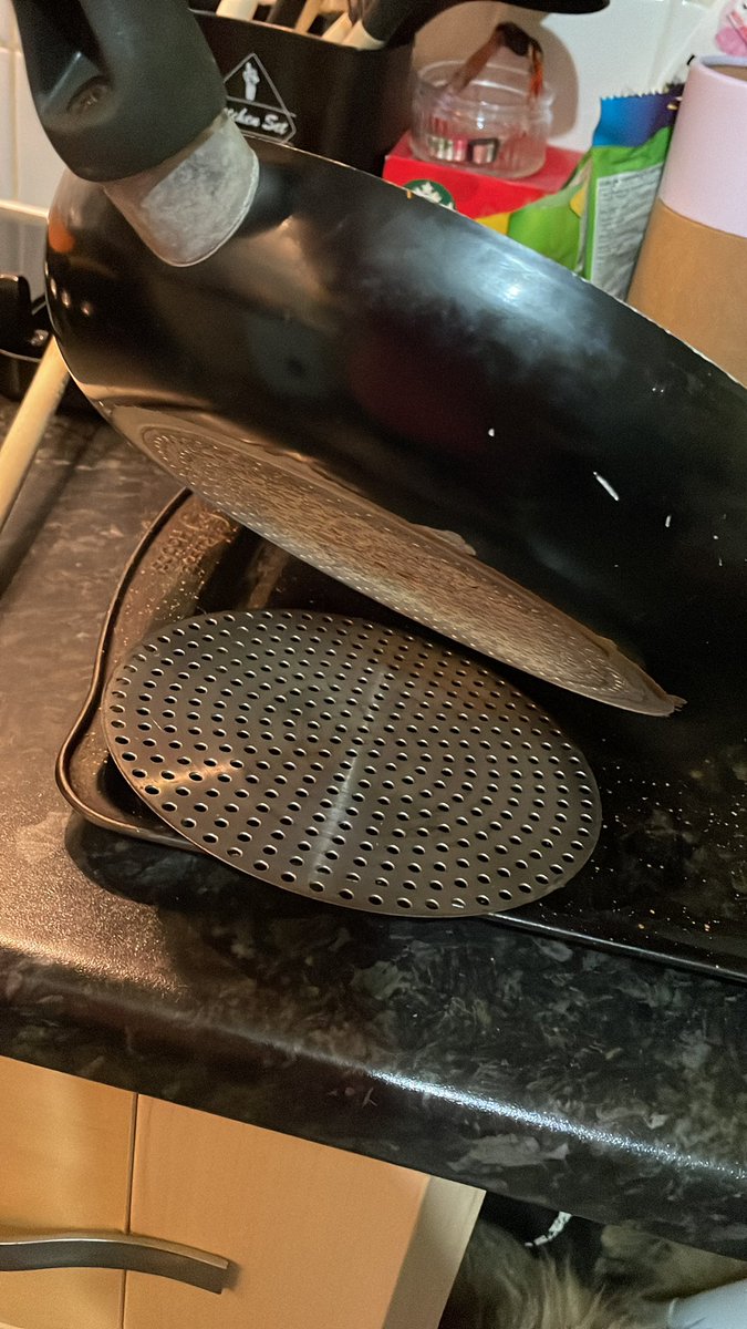 lacy_claire's tweet image. Oh dear my frying pan started to dance 😳and then the bottom (of my pan 🫣) fell off! Wow! Never seen that happen before! #panproblems at least I was saved by the smaller pan! #cottagepie #dinner