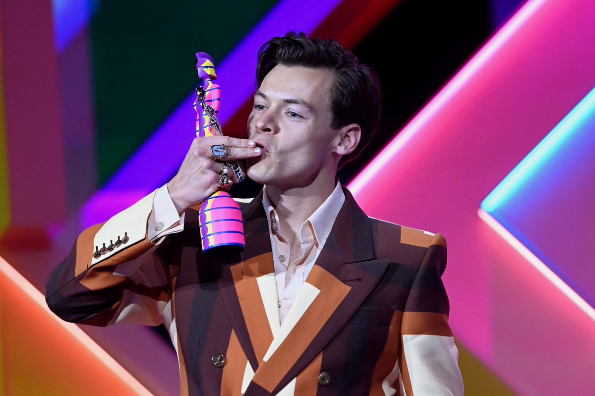 HStylesItalia's tweet photo. Questa sera si terranno i #BRITs e Harry sarà presente!🇬🇧 Come vederli?

• Red Carpet dalle 19:30: https://t.co/76Q5snWOjC
• Cerimonia di premiazione dalle 21:30 (che però verrà trasmessa in differita solo dalle 22:00 per noi fan internazionali) su: https://t.co/b6S0xGnUvG https://t.co/3LQnYGyWhg