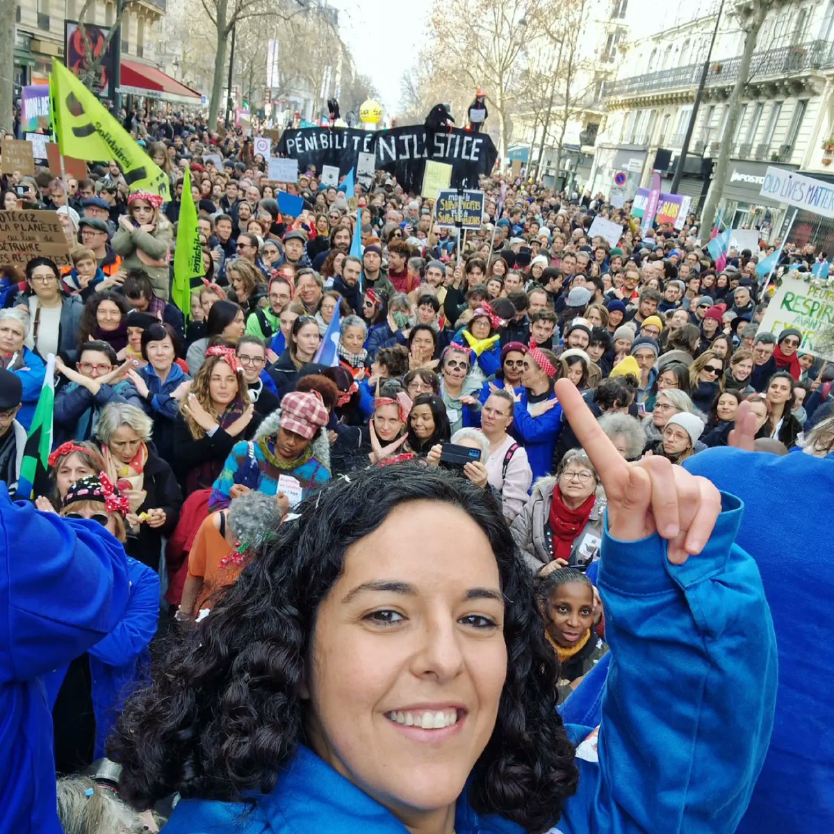 ManonAubryFr's tweet photo. 🔥🔥 + de 2,5 millions de manifestants dans des cortèges immenses et joyeux partout dans le pays pour dire NON à la retraite à 64 ans.

La mobilisation ne cesse de s'amplifier à mesure que le gouvernement gagne en fébrilité.

Et à la fin ? On doit gagner ! https://t.co/zI43EUxASD