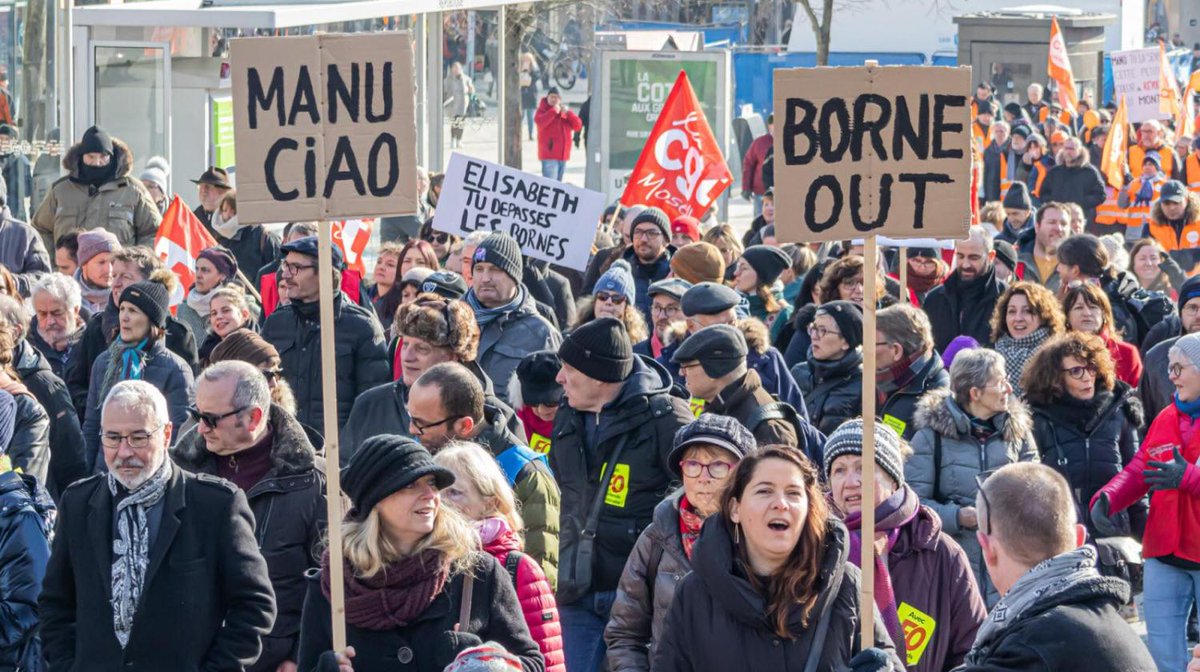 LEstRepLure's tweet photo. 🪧 Grève contre la réforme des retraites : les plus belles pancartes vues aux manifestations en Lorraine et Franche-Comté.

Retrouvez le diaporama sur notre site ➡️ https://t.co/N01guuJYQr https://t.co/NNKAFlnrNh