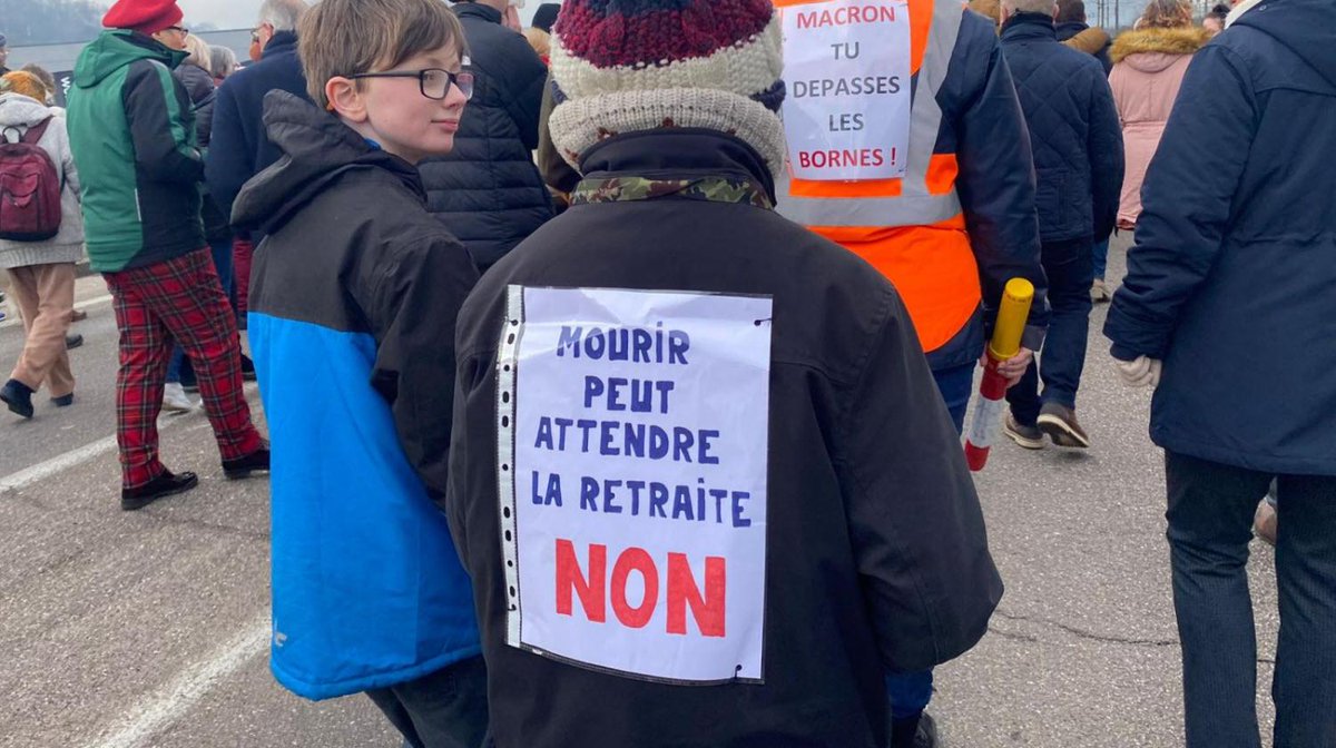 LEstRepLure's tweet photo. 🪧 Grève contre la réforme des retraites : les plus belles pancartes vues aux manifestations en Lorraine et Franche-Comté.

Retrouvez le diaporama sur notre site ➡️ https://t.co/N01guuJYQr https://t.co/NNKAFlnrNh