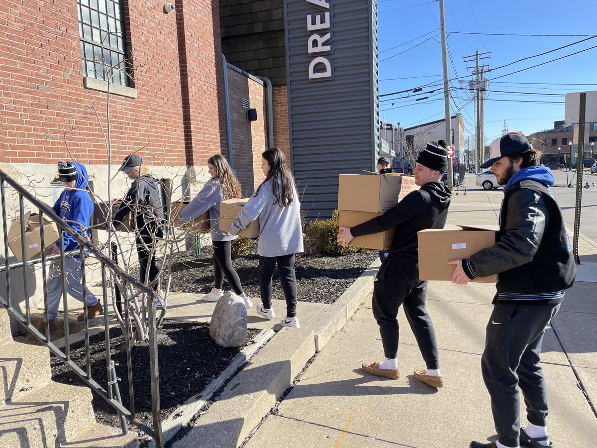 Kwolvesbaseball's tweet image. Delivery of sandwiches &amp;amp; a money donation to the downtown Columbus Dream Center shelter by some of our⚾️&amp;amp;🥎 Seniors.
#Community 
#ServiceToOthers
#ItsWorthIt