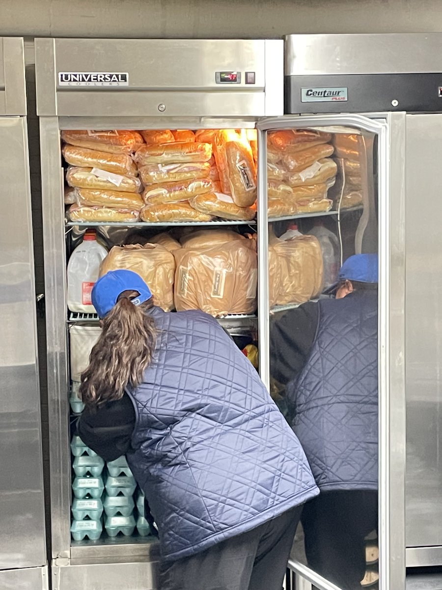 Kwolvesbaseball's tweet image. Delivery of sandwiches &amp;amp; a money donation to the downtown Columbus Dream Center shelter by some of our⚾️&amp;amp;🥎 Seniors.
#Community 
#ServiceToOthers
#ItsWorthIt