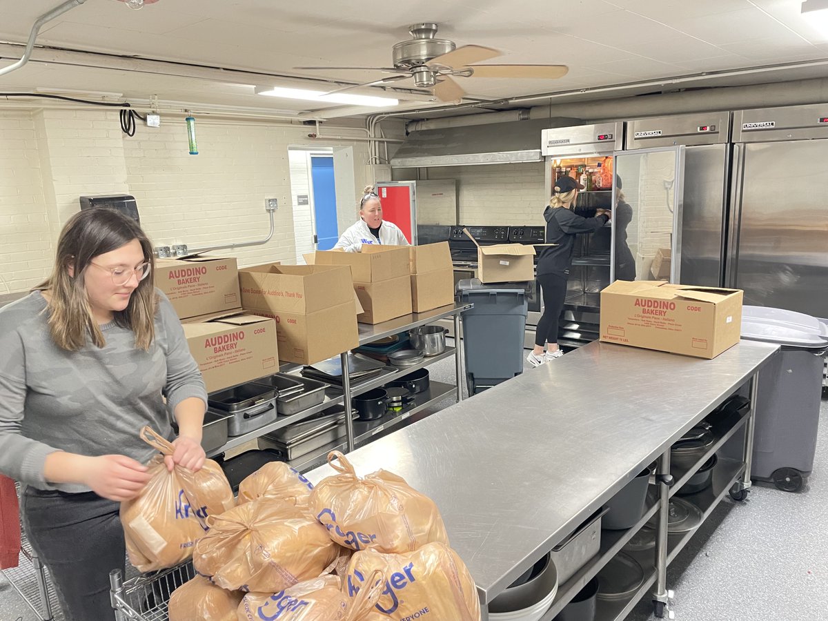 Kwolvesbaseball's tweet image. Delivery of sandwiches &amp;amp; a money donation to the downtown Columbus Dream Center shelter by some of our⚾️&amp;amp;🥎 Seniors.
#Community 
#ServiceToOthers
#ItsWorthIt