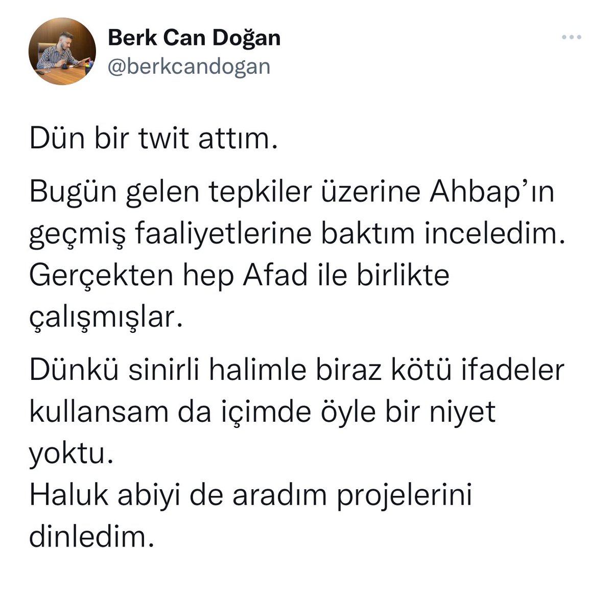 ozlie67's tweet photo. Sen kimsin’ki Haluk Levent’in prozelerini dinliyorsun??  Adam onca isinin arasinda projemi anlatti?? AHBAP dün dogmadi neyin incelemesini yaptin ?? Kendini nimetten sanma.. Haluk Levent Turkiyenin en guvenilir adami.. ya Sen ?? Sen bir Hic’sin Hic @berkcandogan https://t.co/VOZD7BAjYO