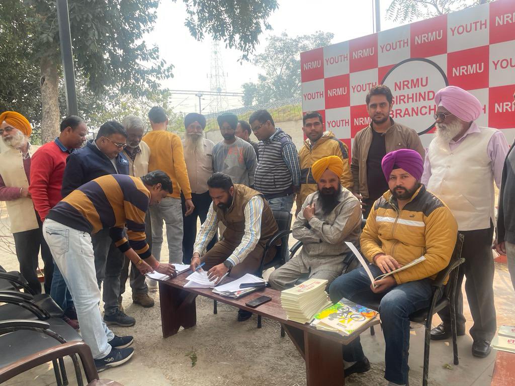 NRMUAmbala's tweet photo. 🚩🚩🚩🚩🚩🚩🚩🚩🚩🚩🚩🚩🚩🚩🚩🚩🚩🚩
आज नॉर्दन रेलवे मेंस यूनियन सरहिंद शाखा की तरफ से शाखा परिषद की बैठक बुलाई गई इस बैठक की अध्यक्षता शाखा अध्यक्ष जसमेर सिंह एवं शाखा सचिव जगदीप सिंह की
शाखा सचिव जगदीप सिंह ने  केंद्रीय नेतृत्व के निर्देश के बारे में सभी को बताया https://t.co/BgqjCa37kh