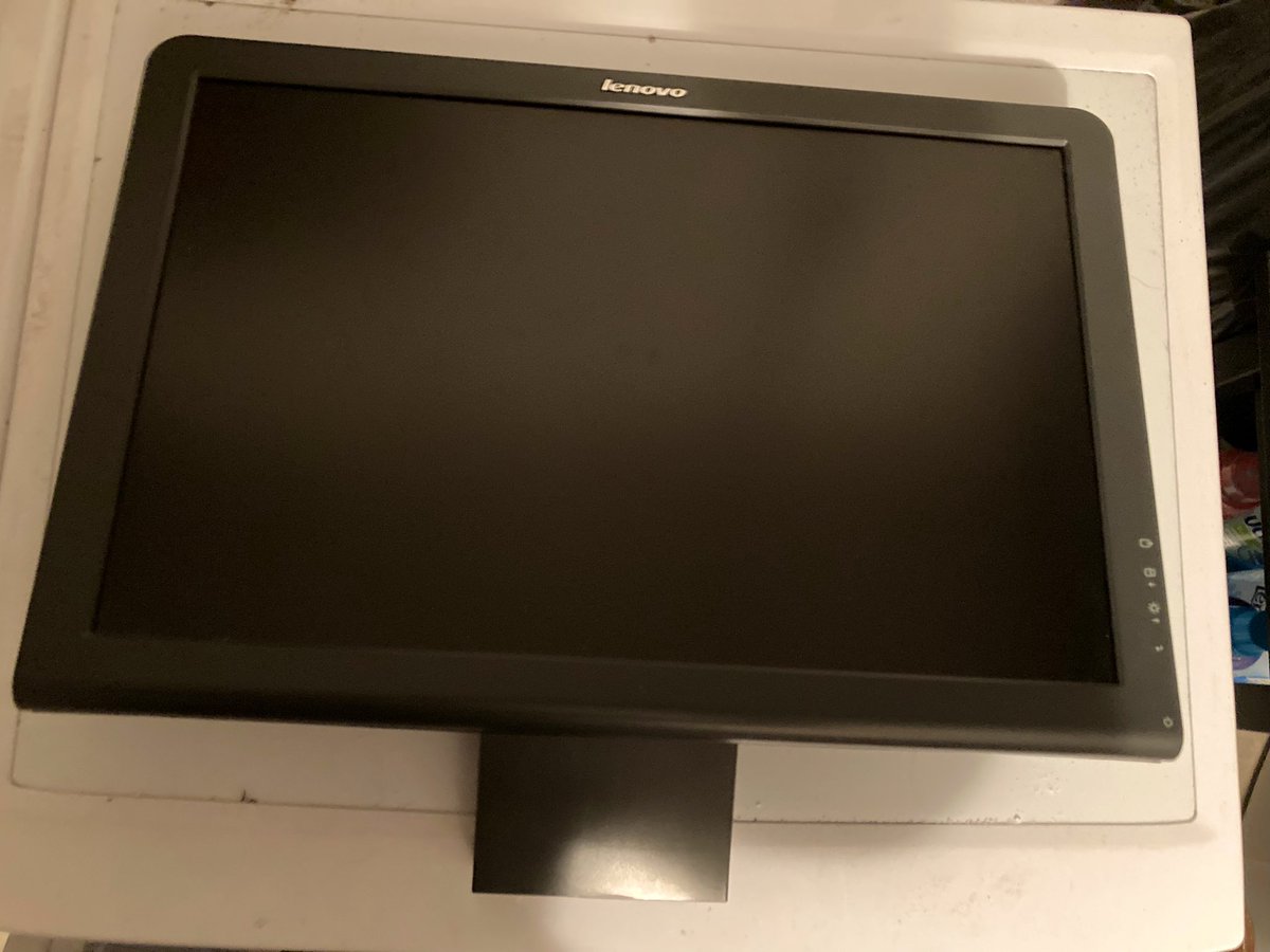 WatsonHier's tweet photo. #wish2hand Abzugeben Monitor Lenovo L192, Typ 6920-AB1. 19 Zoll. Hat einen Pixelfehler im Bild, dh eine Pixelreihe senkrecht funktioniert nicht richtig. Ansonsten funktioniert er. Mit Stromkabel u Standfuß (nicht im Bild) https://t.co/DHYhoCvWYW
