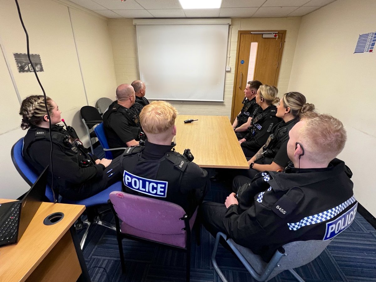 Our #DCPoliceLIVE officers are joining other colleagues on E section both in person and virtually for a briefing on the latest force intelligence (blurred) on high risk offenders. We’ll bring you updates on their work throughout the evening.