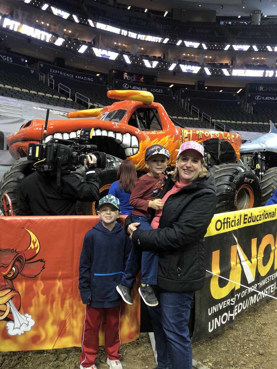 Gregory_Thomp's tweet photo. Back at their happy place @PPGPaintsArena for @MonsterJam ! #MonsterJam https://t.co/QWizcgRABY