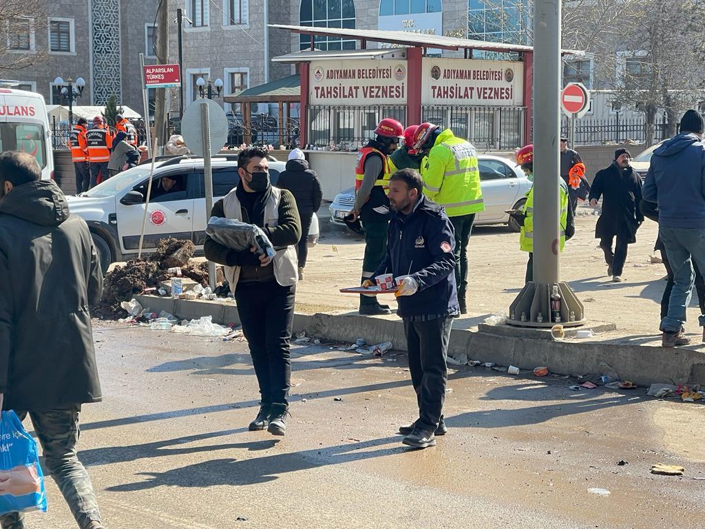 YViransehir's tweet photo. Deprem bölgesinde bulunan kardeşlerimize, arama kurtarma ve emniyet personellerimize sıcak yemek ikramında bulunduk. Bu günlerde geçer elbet https://t.co/EAs01HyfEs