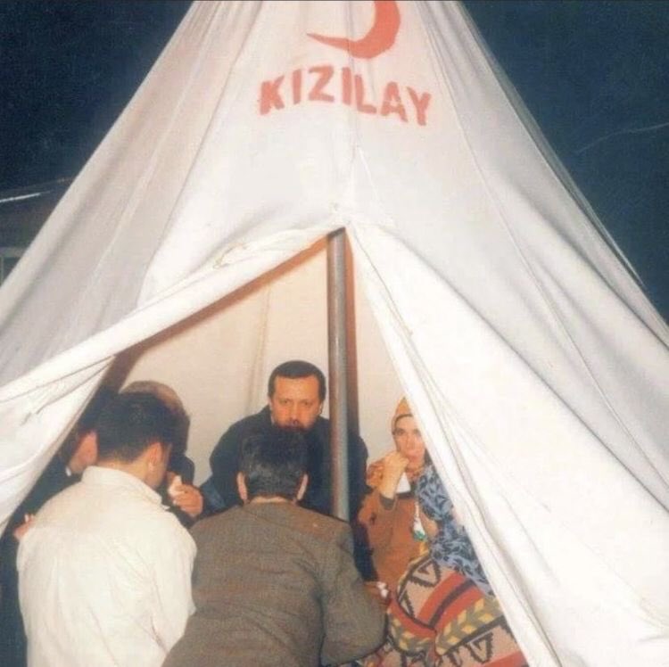 İftira attığınız gibi afetten siyaset üretmiyoruz. Şimdi bölgedeyiz. 
Yük olmuyor, yük alıyoruz. 
Yaralar sarılsın sonra bakacağız. 

İlk üç gün deprem bölgesine çadır gelmedi, yardım ulaşmadı ama sen 99’un ilk sabahı DEVLETİN KIZILAYI’nın kurduğu çadırda şovunu yapmıştın…