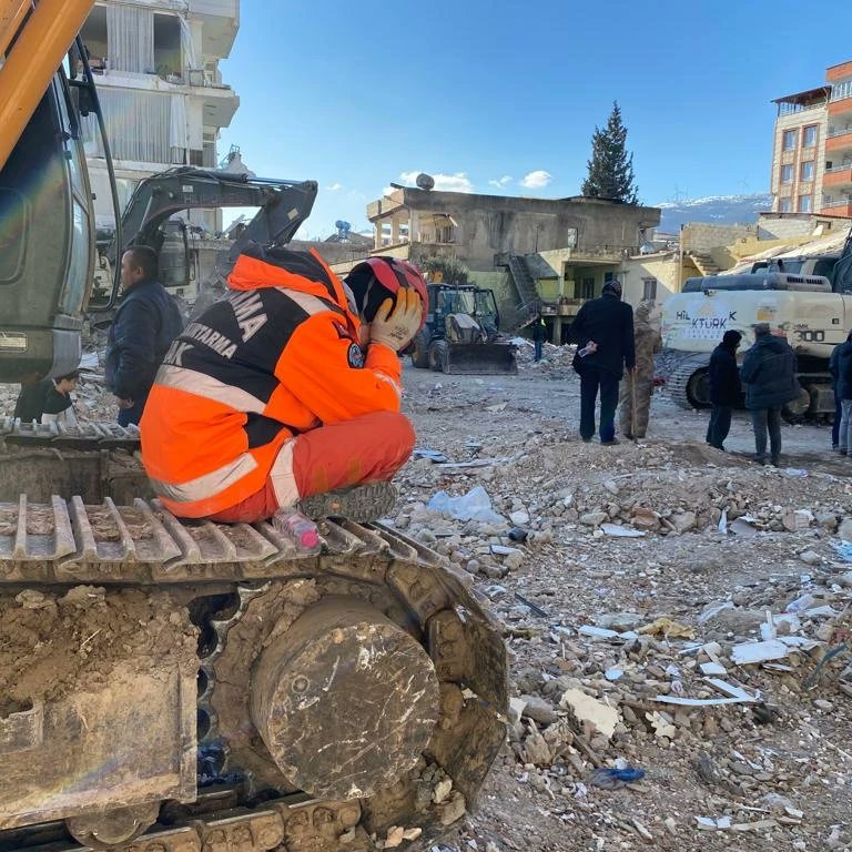 Gaziantep Nurdağı. Çaresiz bekleyiş. #deprem #gaziantepdeprem