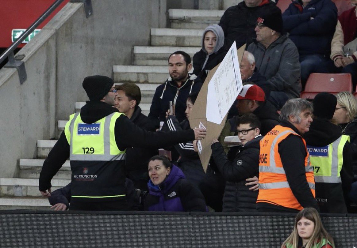 🚨 A Southampton fan is escorted out for trying to give Nathan Jones his P45

#saintsfc
[echo]