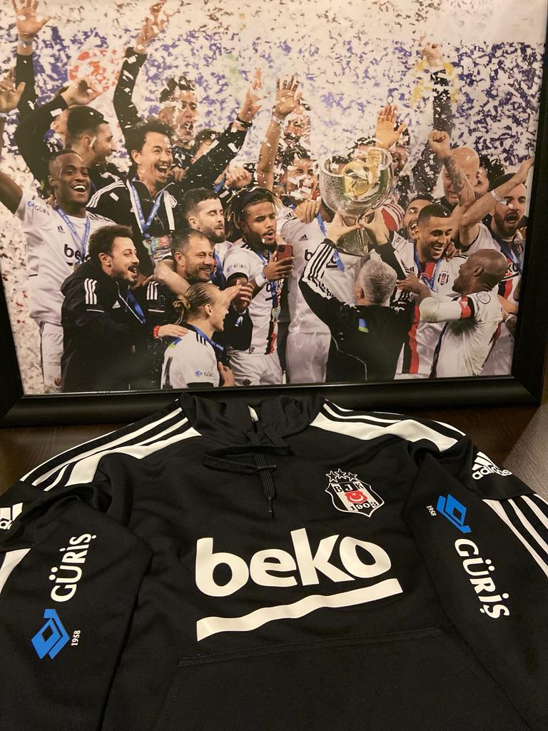 Önder Karaveli (@karavelionder) on Twitter photo Süper Kupa finalinde giydiğim Beşiktaş eşofmanımı depremden etkilenen canların yaralarına merhem olmak için satışa sunuyorum..insan insanla yeşerir❤️🇹🇷
<a href="/Besiktas/">Beşiktaş JK</a> <a href="/tevfikyamanturk/">Tevfik Yamantürk</a> <a href="/euphratesfdn/">Fırat Fidan</a> <a href="/7cbasalia/">7Cbasalia</a> <a href="/kocholding/">Koç Holding</a> Süper Kupa finalinde giydiğim Beşiktaş eşofmanımı depremden etkilenen canların yaralarına merhem olmak için satışa sunuyorum..insan insanla yeşerir❤️🇹🇷
<a href="/Besiktas/">Beşiktaş JK</a> <a href="/tevfikyamanturk/">Tevfik Yamantürk</a> <a href="/euphratesfdn/">Fırat Fidan</a> <a href="/7cbasalia/">7Cbasalia</a> <a href="/kocholding/">Koç Holding</a>