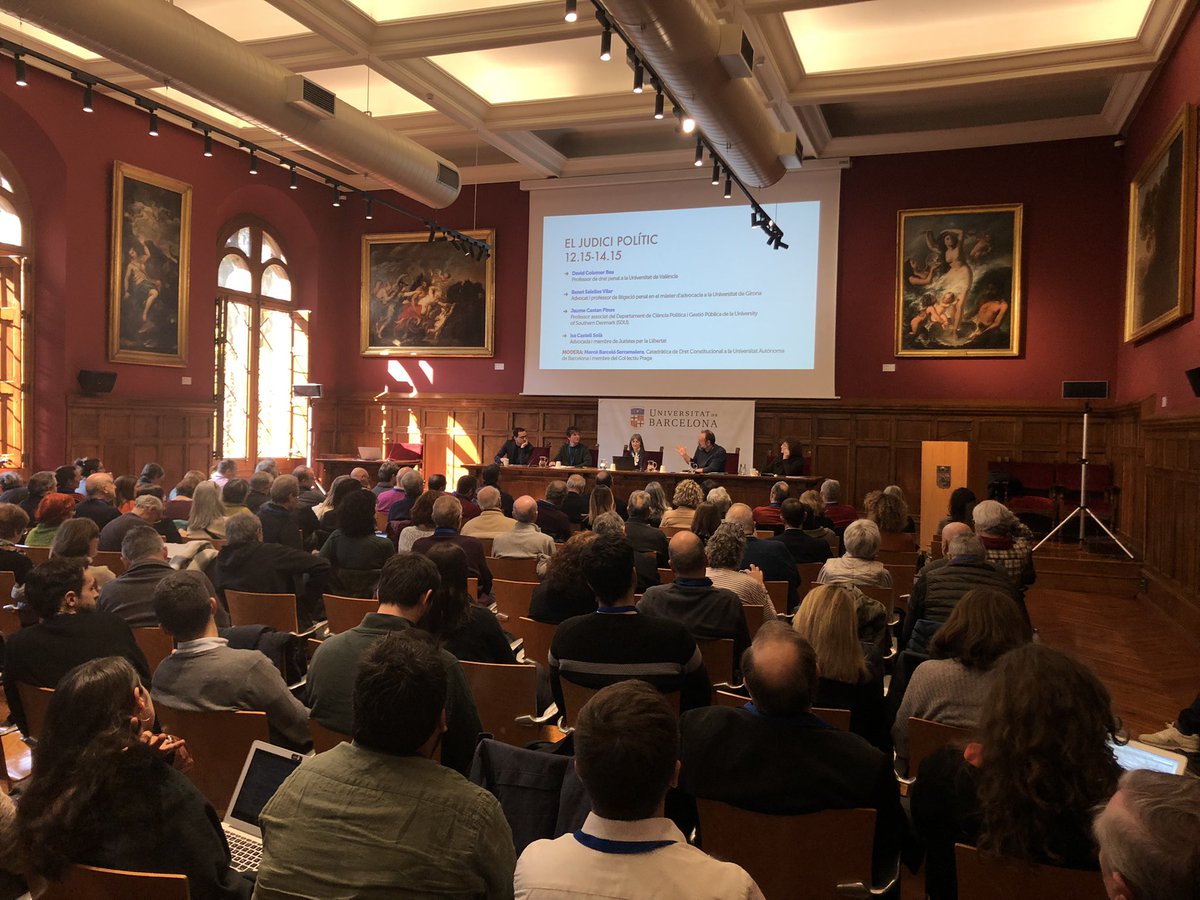 A l’Aula Magna de l’edifici històric de la <a href="/UniBarcelona/">Universitat de Barcelona</a> seguint el #2nCongresCatendefensaEstatDret que organitza <a href="/omnium/">Òmnium Cultural</a> i altres entitats Ara debat #judicipolitic #davidcolomer #benetsalellas <a href="/CastanJaume/">Jaume Castan</a> <a href="/isacastellsola/">Isa Castell Solà, de la Sénia</a>