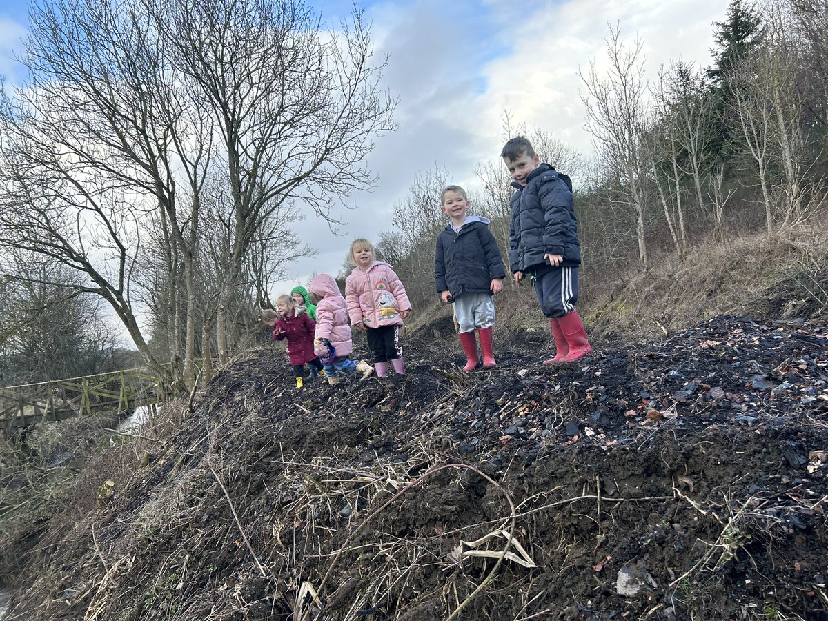 bridgendprimary's tweet image. Exploring the other side of the water… how high am I? It’s floating! It’s sinking! It’s disappeared 💦 we spoke about ways to be safe and responsible. The best way to end the term! #outdoorfun #earlyyears #localenvironment