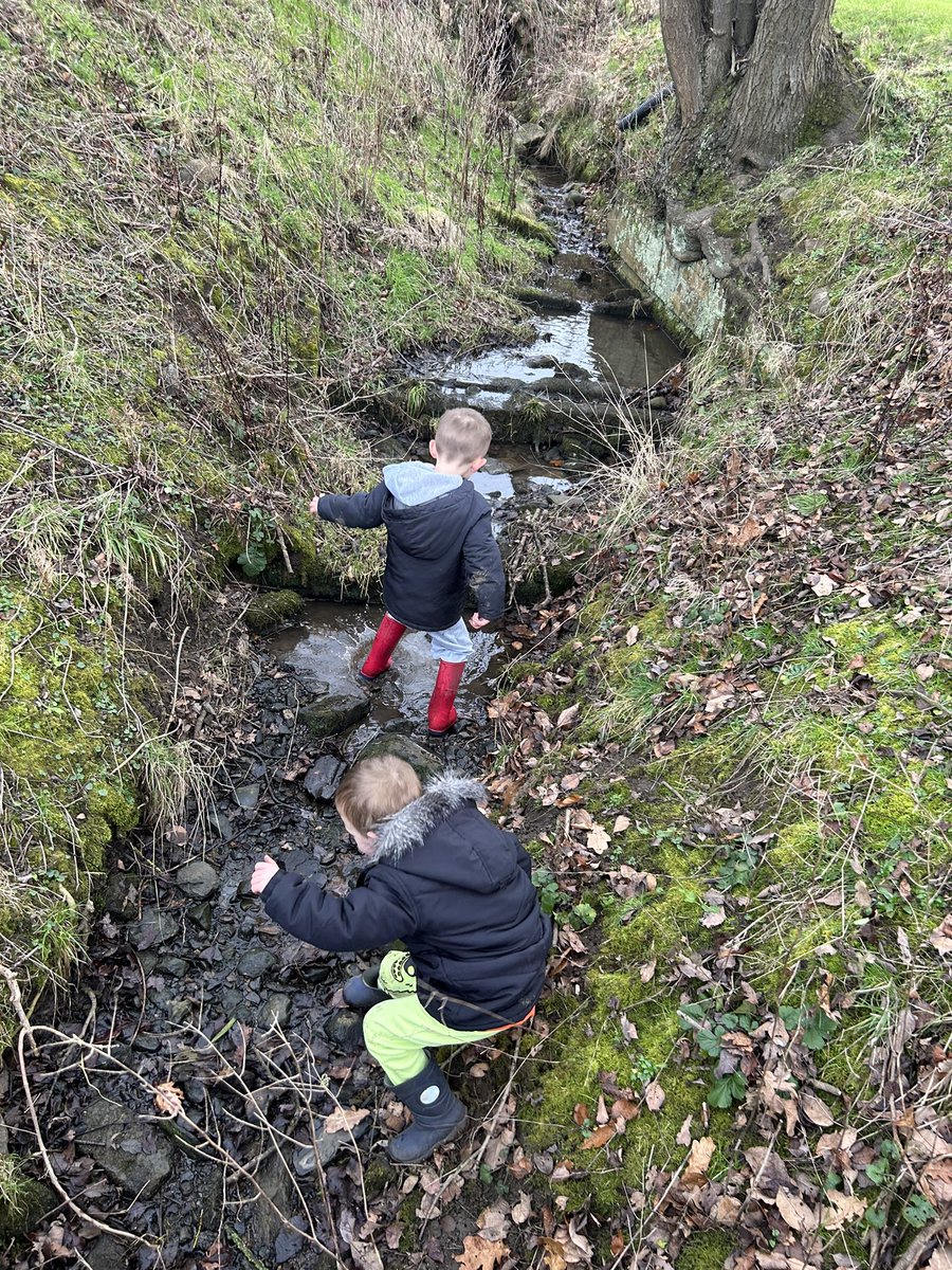 bridgendprimary's tweet image. Exploring the other side of the water… how high am I? It’s floating! It’s sinking! It’s disappeared 💦 we spoke about ways to be safe and responsible. The best way to end the term! #outdoorfun #earlyyears #localenvironment