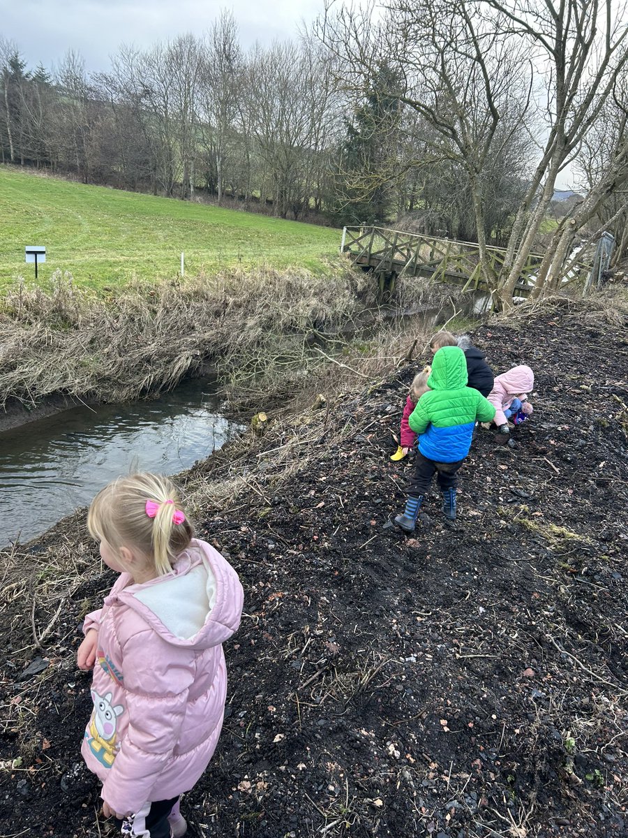 bridgendprimary's tweet image. Exploring the other side of the water… how high am I? It’s floating! It’s sinking! It’s disappeared 💦 we spoke about ways to be safe and responsible. The best way to end the term! #outdoorfun #earlyyears #localenvironment