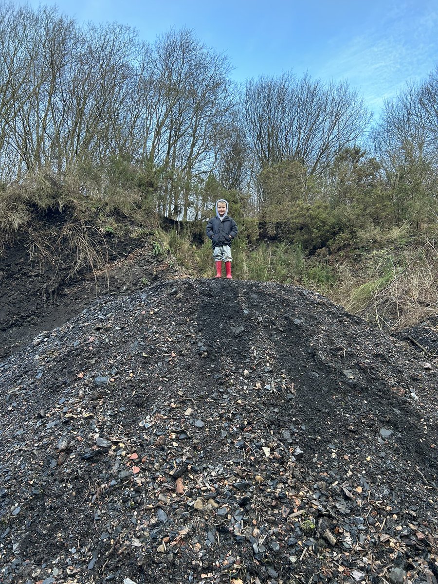 bridgendprimary's tweet image. Exploring the other side of the water… how high am I? It’s floating! It’s sinking! It’s disappeared 💦 we spoke about ways to be safe and responsible. The best way to end the term! #outdoorfun #earlyyears #localenvironment