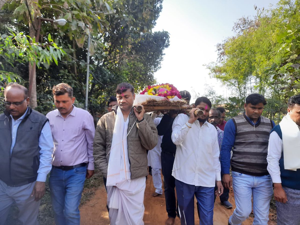 RAJPUT_NBS's tweet photo. आज दतिया में पैतृक गाँव बुँधेड़ा में पूज्य पिताजी पंचतत्व में विलीन।

परम पिता परमात्मा उन्हें अपने श्री चरणों में स्थान प्रदान करें।

ओम् शांति https://t.co/i03suj04rt