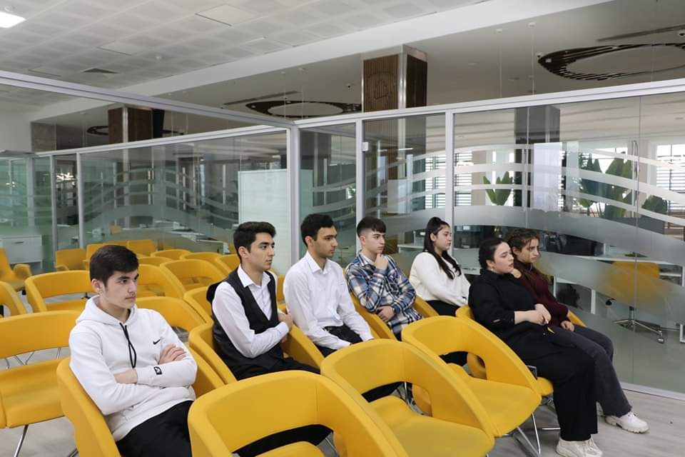 Mərkəzimizin könüllüsü Anar Quliyev Mingəçevir regional "ASAN xidmət" Mərkəzinin könüllüləri üçün "Bədən dili" mövzusunda təlim keçib. 👏
#AzGF #GİKM #MingəçevirGİKM #MingəçevirGəncləri #ASANxidmət #Bədəndili #təlim