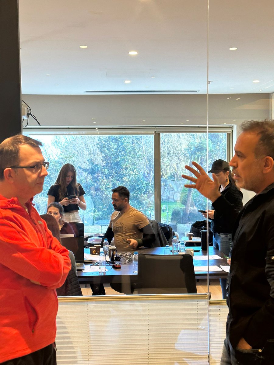 Ne söylediğinize bakılmaz.
Anlamak istediğini anlar.
Fitne çıkmasın diye uğraş verirsiniz ama fitne çıksın diye çırpınır.
'Çarpıttılar' desen, boş!
Muhatabı bile 'anlıyorum' diyor, boş.
Linçten, kutuplaştırmadan besleniyor.
Ne desen boş!
Buyurun devam edin öyleyse.
<a href="/haluklevent/">Haluk Levent ( Ahbap Ekibi )</a>