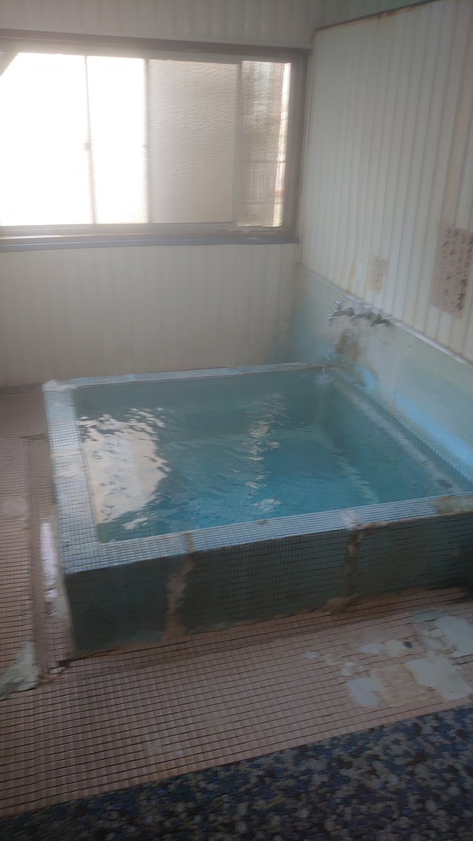BAZZ__ANDY's tweet photo. #鳥取県 #東郷温泉
数年振りに訪れた #温泉
#寿湯
#裏通路 は肩幅もない狭さ💦
このローカル感がいいね
地元民が大切にしている温泉
マナーよくいただこう
#源泉掛け長し
#熱い湯
#ラドン 蒸気を一杯吸おう
#キャンピングカーのある生活
#バスコン
#トヨタコースター
#TOYOTACOASTER
#車中泊 https://t.co/pup1ROAj4v