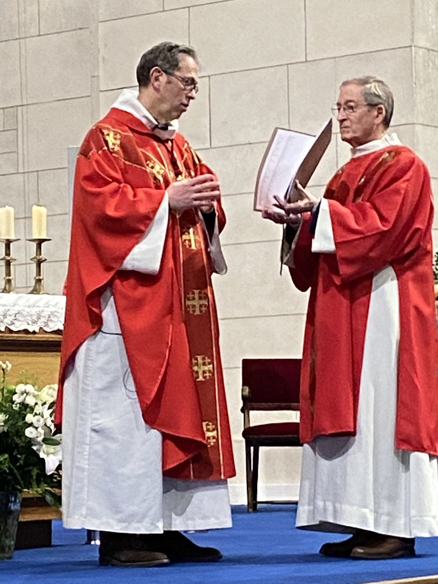 Une assemblée recueillie pour la confirmation des élèves de 4eme ce samedi matin. Merci à Monseigneur Francois Gonon pour sa présence. À nos prêtres référents ainsi qu'à notre animatrice en pastorale 👍🙏 très beau moment vécu à vos côtés! Place aux 3eme cet après midi 😊