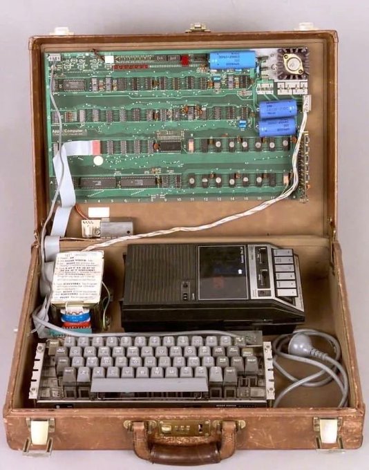 Rainmaker1973's tweet photo. Steve Wozniak, Apple I Personal Computer, 1976. The production run was approximately 200. There are about 50 surviving examples in public and private collections worldwide. Exhibit Interface, Powerhouse Museum Sydney

[source: https://t.co/lTUcgaQeSH] https://t.co/VZItlWxGVS