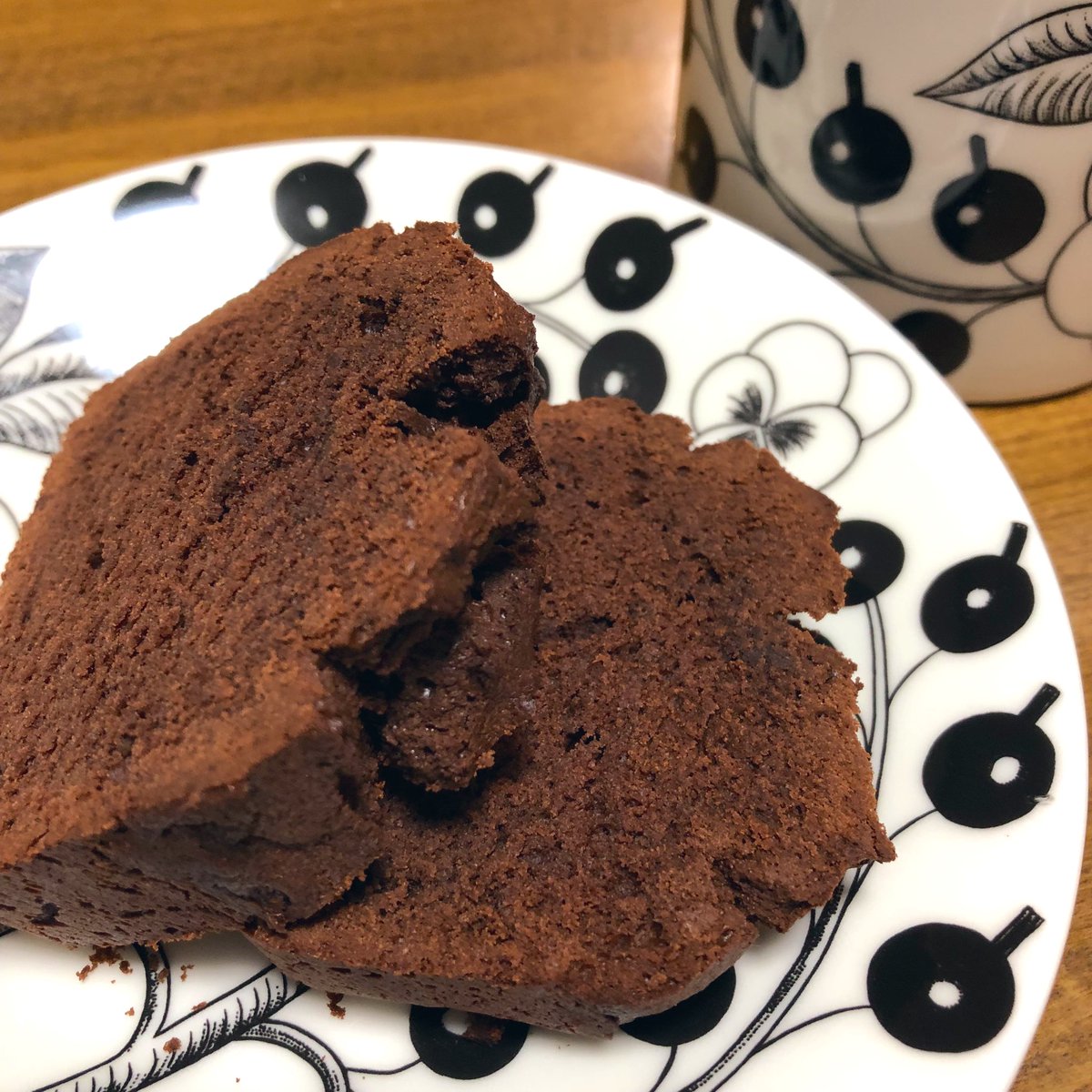 「チョコケーキ焼いたわよ 」|サボチャン🥑のイラスト