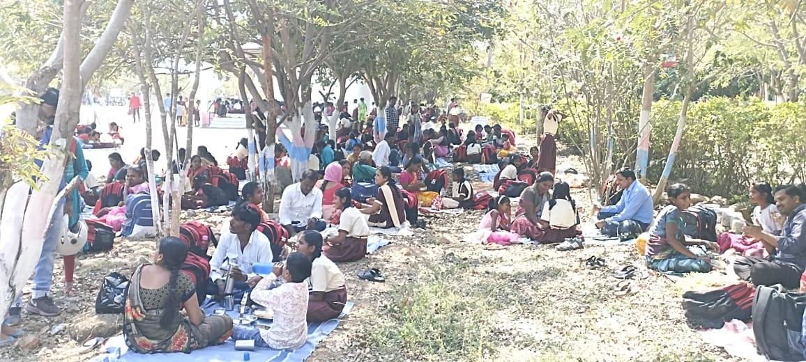 BoathGirls's tweet photo. Parents Visiting Day..our Students are spending time with their parents under our trees @DRonaldRose @TSWREISOCIETY @Collector_ADB https://t.co/6YSjKR92Jf