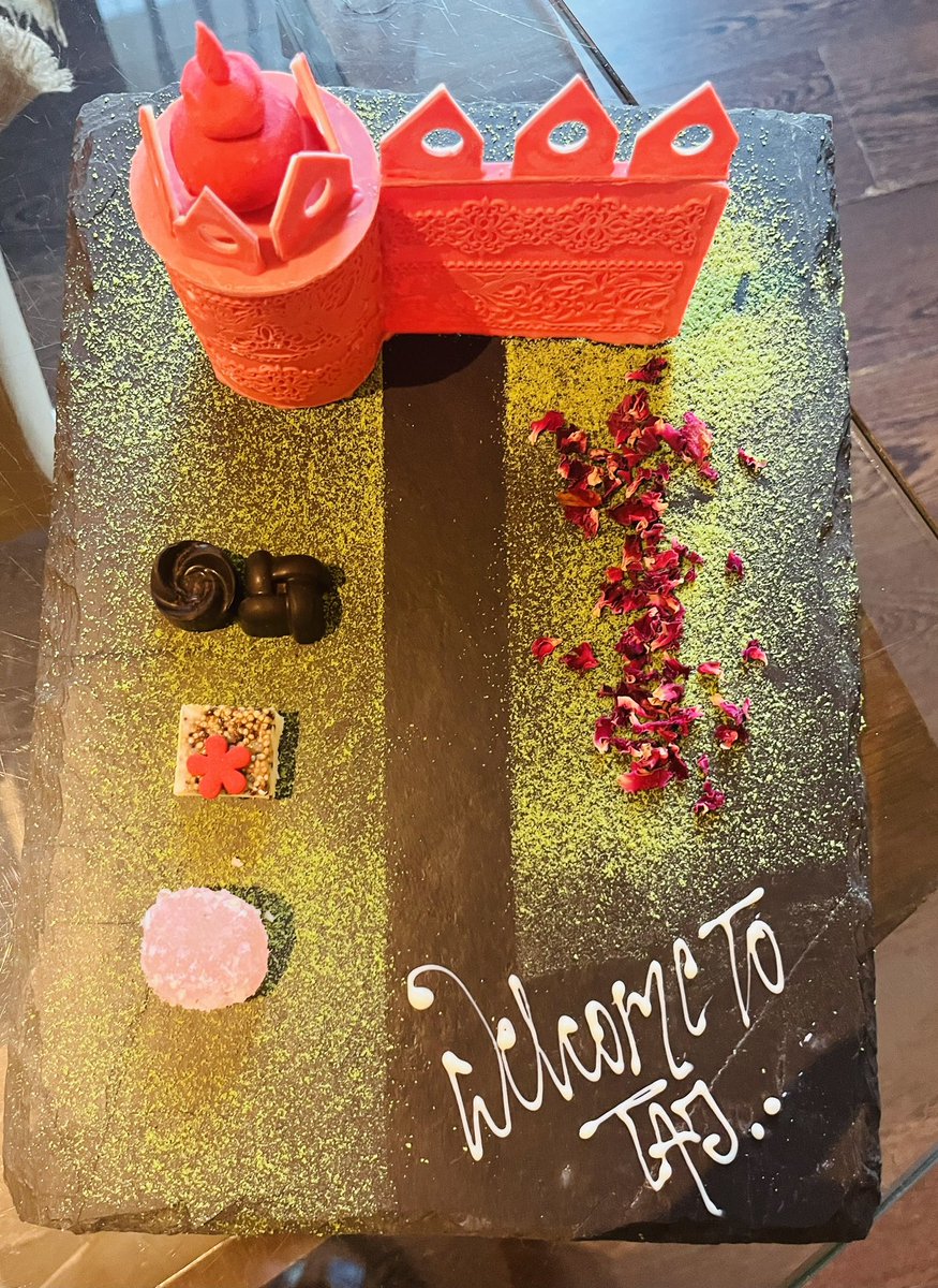 meditatingmuse's tweet image. Lovely welcome by #Agra @TajHotels nostalgia! #Empower20 @g20empower