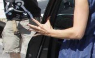 cant stop looking at her hands 😫